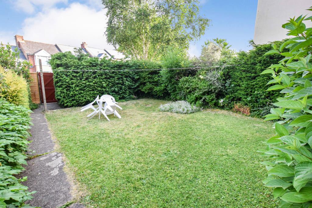 Lot: 74 - FREEHOLD INVESTMENT COMPRISING FIVE APARTMENTS WITH PARKING AND GARDENS - General view of the rear garden of 12 Clifton Hill